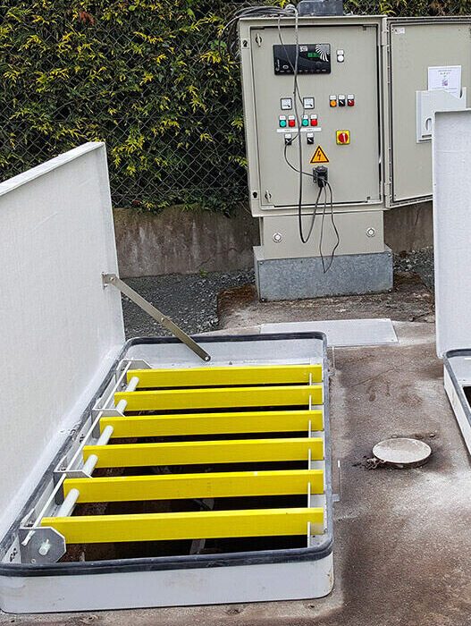 Trappe PRV équipée de barreaux antichute jaunes sur regard béton