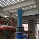 Panneaux de caillebotis PRV gris, jaunes et verts empilés sur chantier