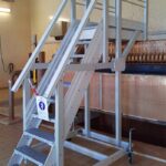 Escalier PRV avec marches caillebotis à nez antidérapant jaune