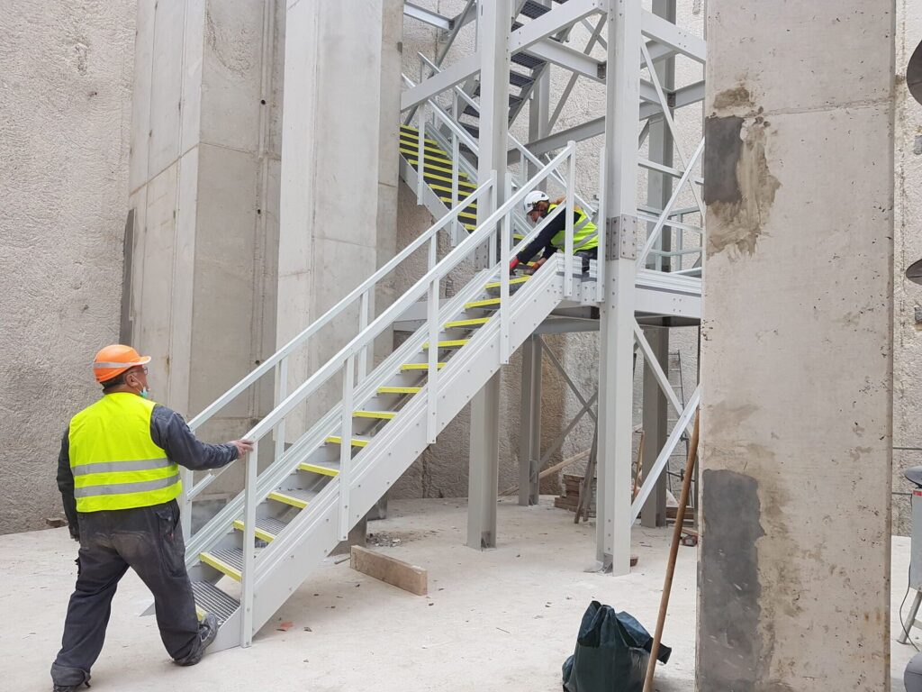 Escalier PRV à marches caillebotis et garde-corps intégré sur ouvrage industriel