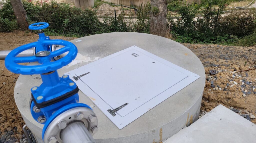Trappe PRV à encastrer installée sur un regard béton, capot fermé