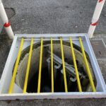 Regard circulaire en voirie sécurisé par des barreaux antichute PRV jaunes