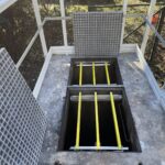 Fosse équipée de barreaux antichute PRV, caillebotis relevé et ossature PRV blanche