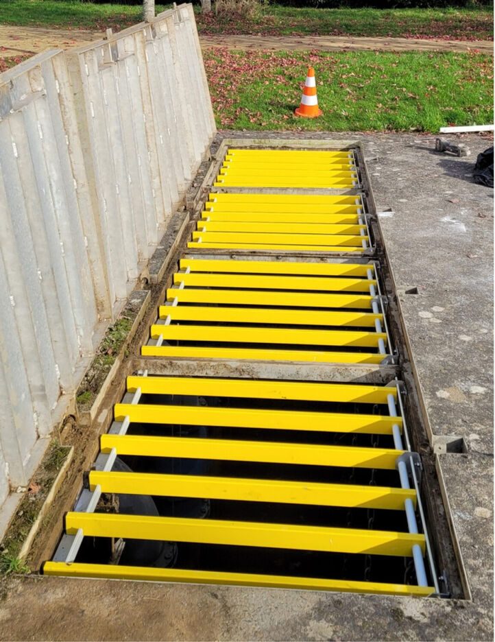 Barreaux antichute PRV jaunes sur un accès extérieur en béton