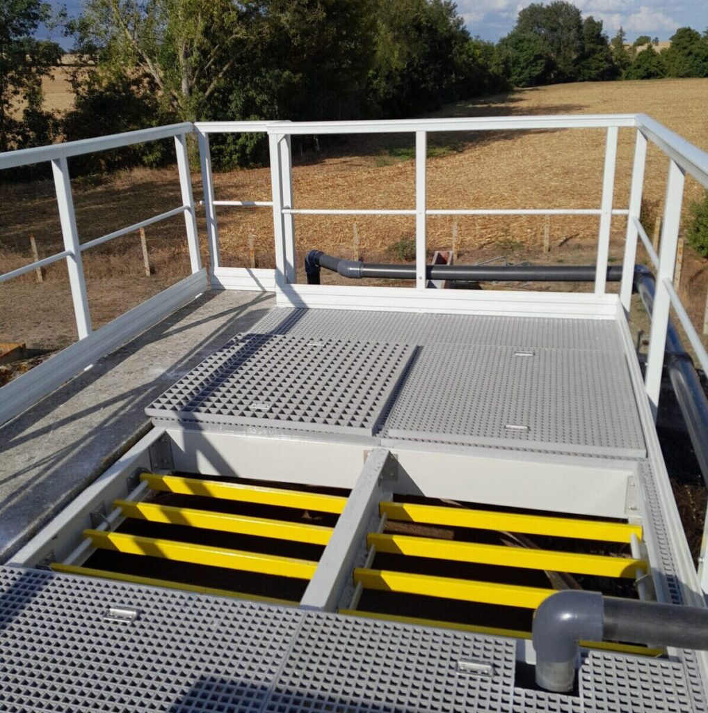 Passerelle PRV équipée de barreaux antichute jaunes au-dessus d'une ouverture