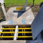 Barreaux antichute PRV jaunes sur un regard en dalle béton, caillebotis attenant