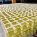 Gros plan sur un caillebotis PRV jaune à maille carrée