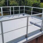 Couverture PRV plane avec garde-corps blanc, vue depuis la passerelle