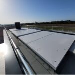 Couverture PRV plane installée en extérieur sous ciel dégagé