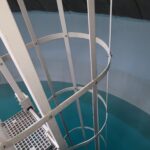 Échelle PRV à crinoline descendant dans une bâche d'eau potable