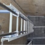Échelle PRV à montants jaunes dans un ouvrage béton