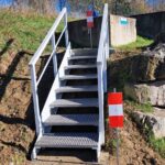 Escalier PRV blanc aménageant un accès en talus extérieur