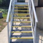 Escalier PRV blanc à marches jaunes antidérapantes sur ouvrage extérieur