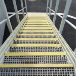 Marches d'escalier PRV à nez jaune antidérapant vues du dessus