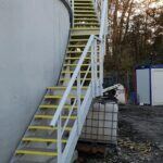 Escalier PRV à marches jaunes antidérapantes longeant un ouvrage circulaire