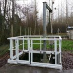 Garde-corps PRV blanc installé autour d’un ouvrage en extérieur