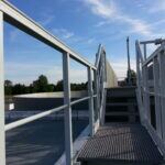 Garde-corps PRV blanc le long d'une passerelle en toiture