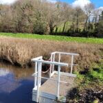 Garde-corps PRV blanc en bordure d'un bassin de lagunage