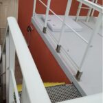 Garde-corps PRV blanc fixé le long d'un mur