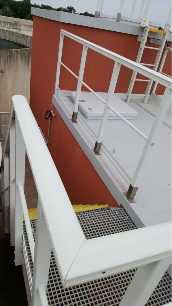 Garde-corps PRV blanc fixé le long d'un mur