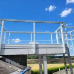 Garde-corps PRV blanc sur passerelle, ciel dégagé