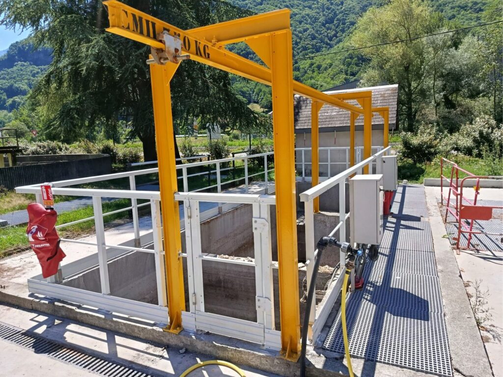 Garde-corps PRV blanc sur plateforme, portique de levage en arrière-plan