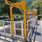 Garde-corps PRV blanc sur plateforme, portique de levage en arrière-plan