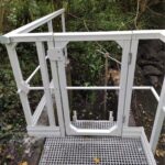 Garde-corps PRV blanc avec remplissage en treillis, installé en extérieur