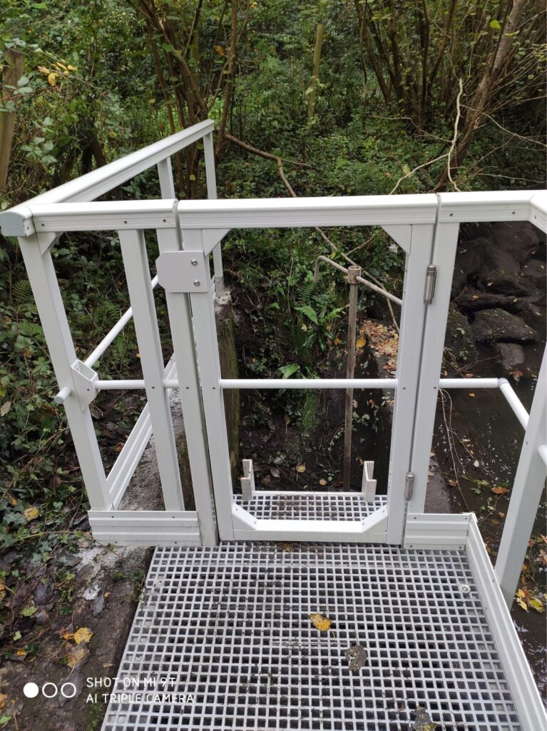 Garde-corps PRV blanc avec remplissage en treillis, installé en extérieur