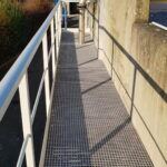 Passerelle PRV longeant un bâtiment technique, plancher caillebotis