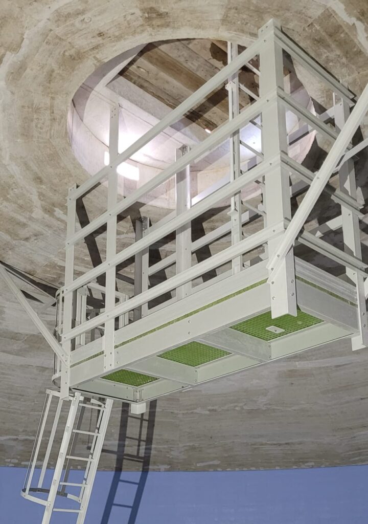 Passerelle PRV avec garde-corps à l'intérieur d'un ouvrage circulaire