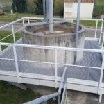 Passerelle PRV avec plancher caillebotis autour d'un ouvrage circulaire