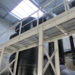 Plateforme PRV à plancher caillebotis dans un hall industriel