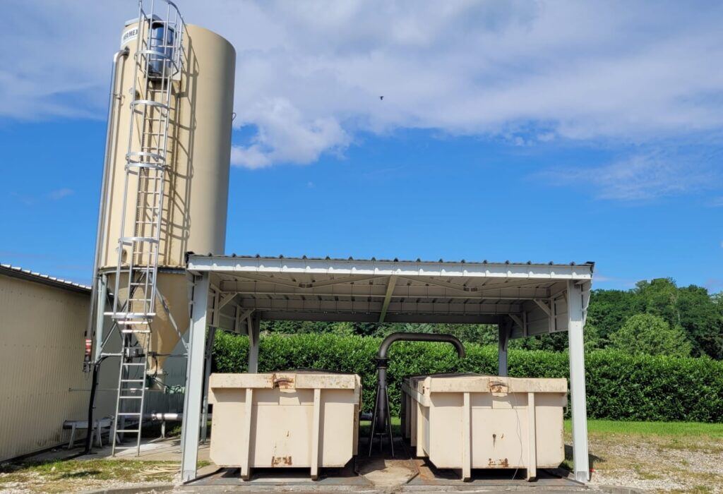 Silo de stockage équipé d'une échelle PRV à crinoline sous auvent métallique