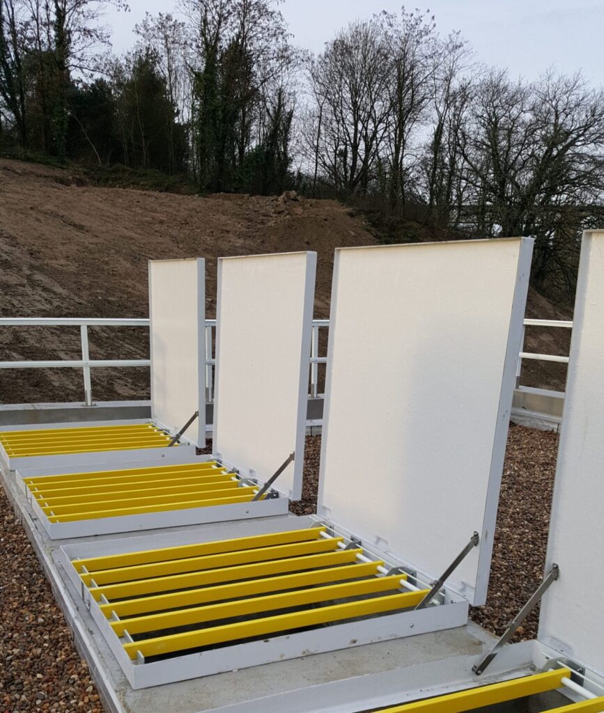 Deux trappes PRV blanches ouvertes, barreaux antichute jaunes et garde-corps PRV